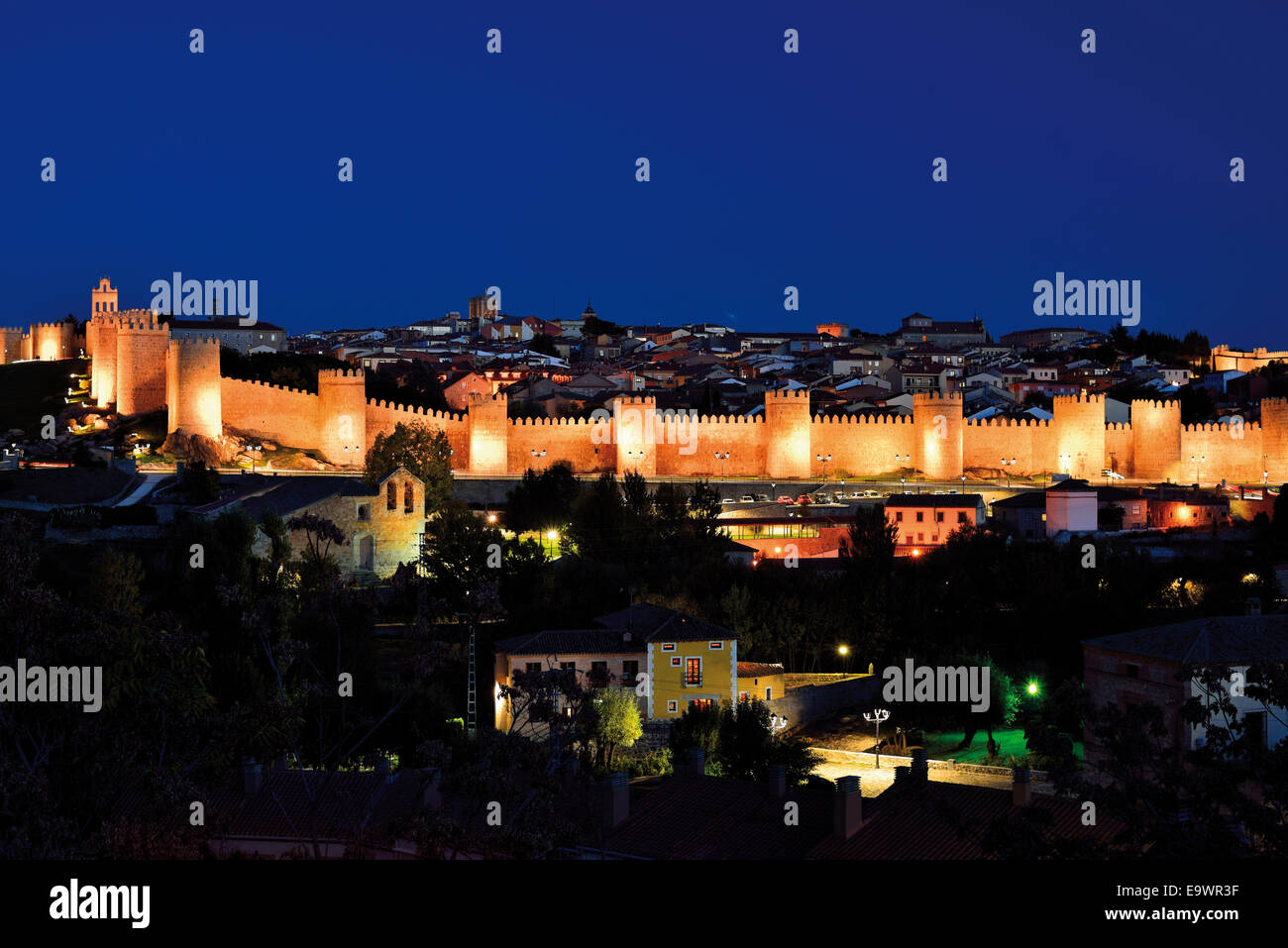 Spain, Castilla-Leon: Nocturnal view of the medieval town wall and historic city Ávila Stock Photo