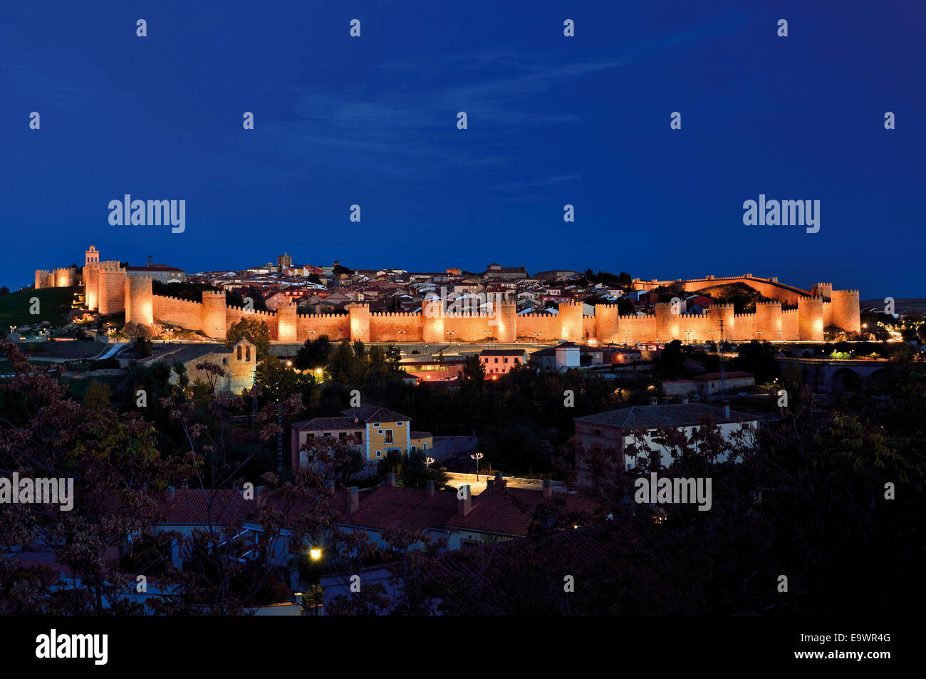 Spain, Castilla-Leon: Nocturnal view of the medieval town wall and historic city Ávila Stock Photo