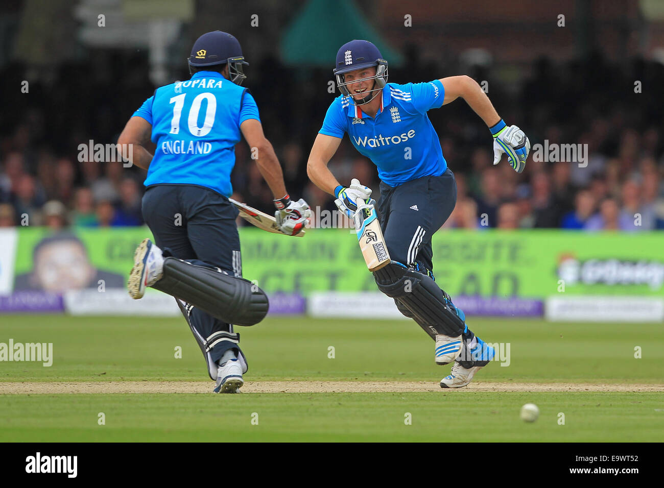 Cricket - Jos Buttler and Ravi Bopara of England run between the wickets during the ODI against Sri Lanka at Lord's in 2014 Stock Photo