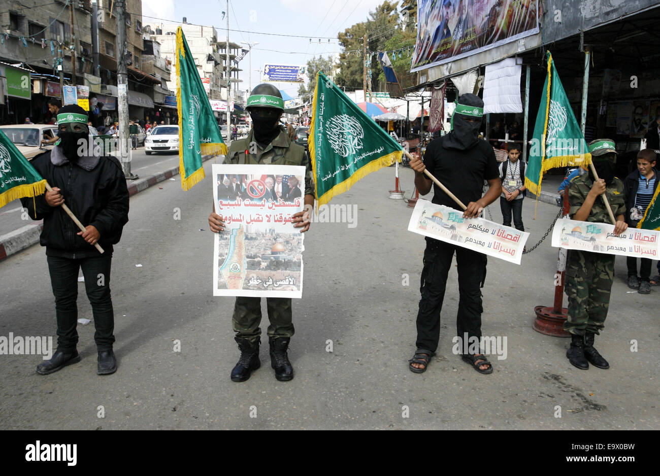 Rafah, Gaza Strip, Palestinian Territory. 3rd Nov, 2014. Masked youths wearing Hamas headbands and other Palestinians take part in a protest against what they say are recent visits by Jewish activists to al-Aqsa mosque, in Rafah in the southern Gaza Strip November 3, 2014. Likud lawmaker Moshe Feiglin, a far-right politician who wants Jews to be allowed to pray at Jerusalem's al-Aqsa compound, visited the site on Sunday, defying Israeli Prime Minister Benjamin Netanyahu's calls for restraint after clashes this week between Israeli police and Palestinians. Sunday was the first day the compound Stock Photo