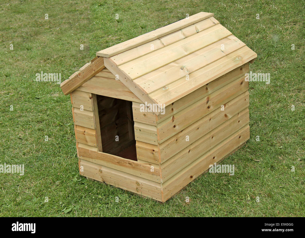 kunstmest lijden dwaas Wooden dog kennel hi-res stock photography and images - Alamy