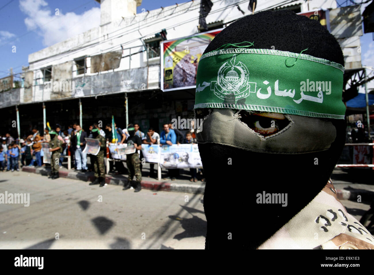 Rafah, Gaza Strip, Palestinian Territory. 3rd Nov, 2014. A masked youth wearing a Hamas headband and other Palestinians take part in a protest against what they say are recent visits by Jewish activists to al-Aqsa mosque, in Rafah in the southern Gaza. Likud lawmaker Moshe Feiglin, a far-right politician who wants Jews to be allowed to pray at Jerusalem's al-Aqsa compound, visited the site on Sunday, defying Israeli Prime Minister Benjamin Netanyahu's calls for restraint after clashes this week between Israeli police and Palestinians. © Abed Rahim Khatib/APA Images/ZUMA Wire/Alamy Live News Stock Photo