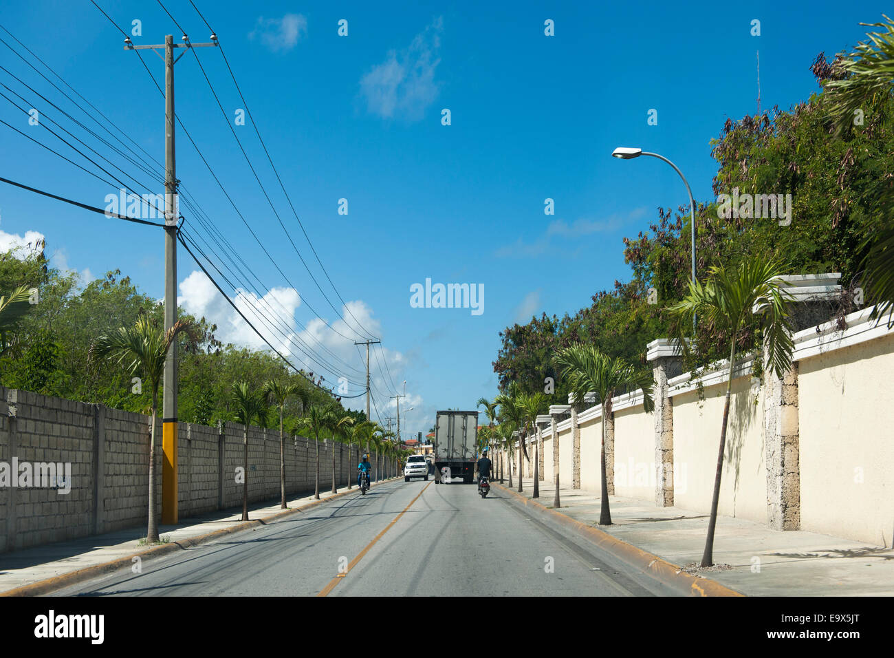 Dominikanische Republik, Osten, Punta Cana, Bavaro, Clubanlagen hinter Mauern Stock Photo