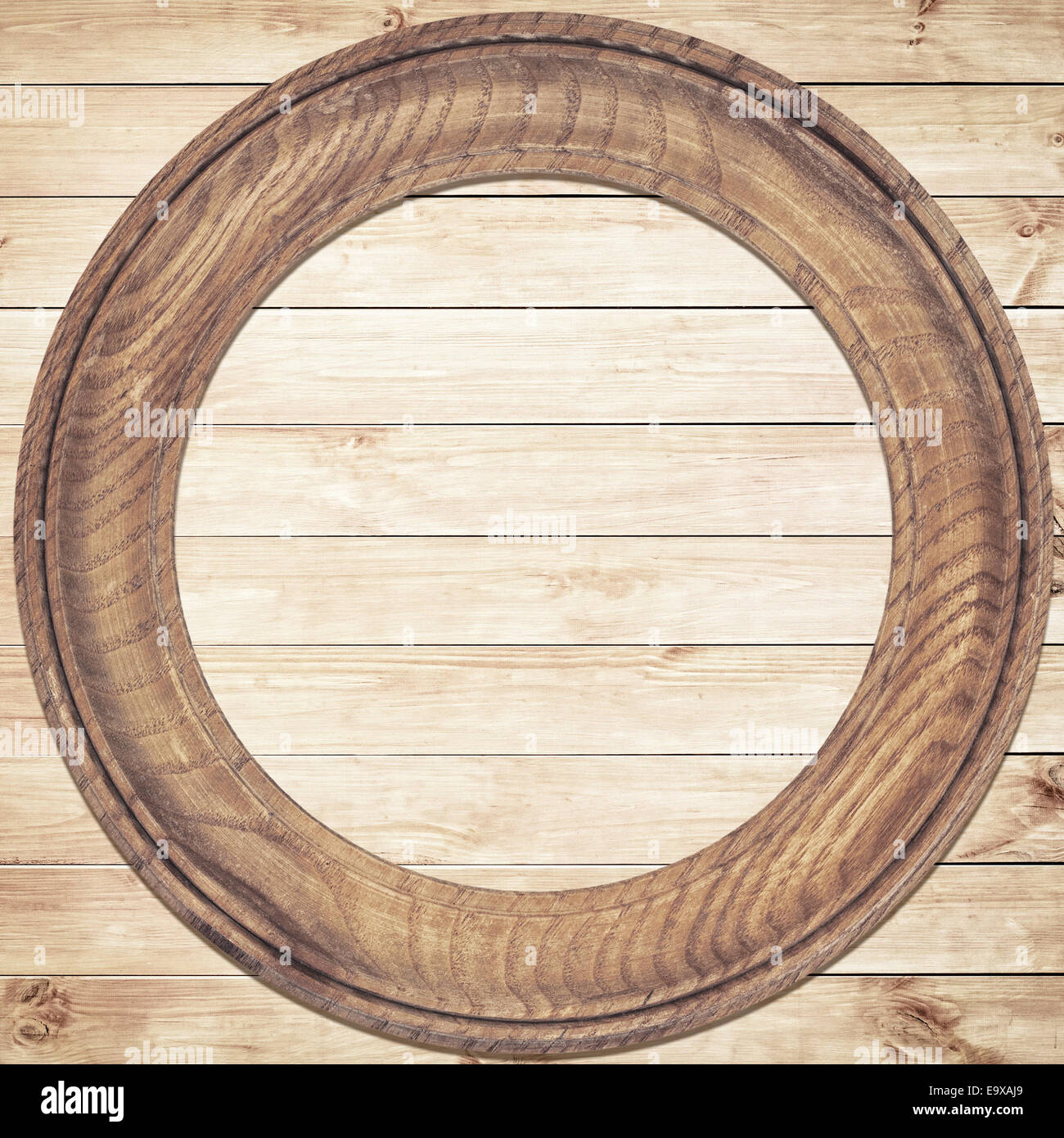 Khung tròn gỗ: Khung tròn gỗ được thiết kế tỉ mỉ, với chất liệu gỗ tự nhiên bền bỉ. Đây là lựa chọn hoàn hảo cho những ai đam mê trang trí và sử dụng đồ nội thất độc đáo và đẹp mắt.