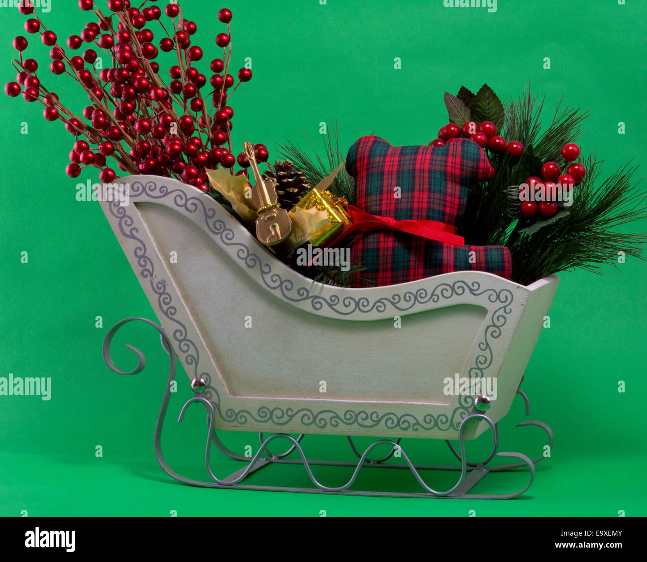 Traditional red sleigh hires stock photography and images Alamy