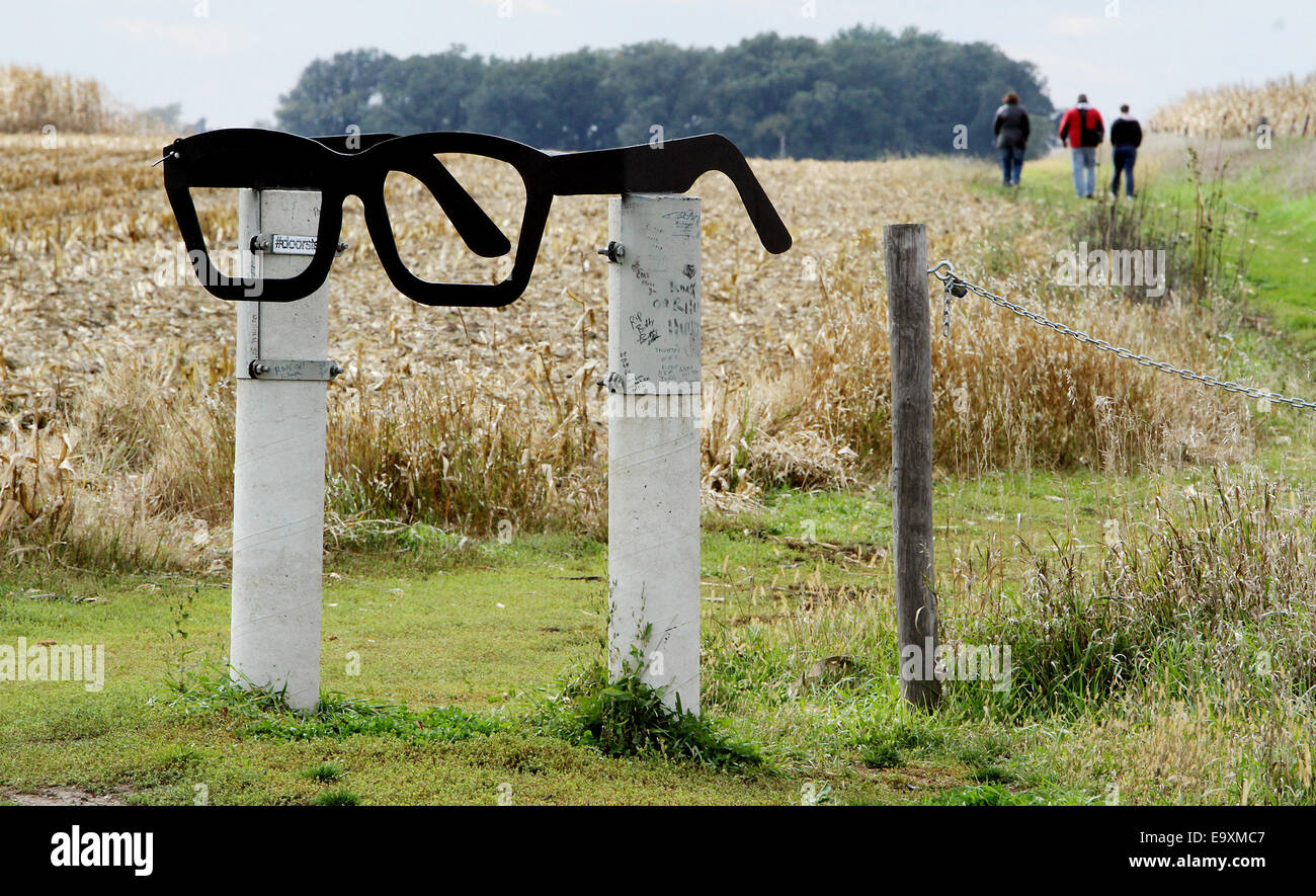 Clear Lake, IOWA, USA. 5th Oct, 2014. At the intersection of Gull Avenue and 315th Street North of Clear Lake, Iowa is giant pair of glasses making the nearest roadside location to the Buddy Holly plane crash site. Following the fence about a 1/2 mile down a dirt path into a cornfield to the memorial where the plane carrying Buddy Holly, Ritchie Valens and J.P. ''The Big Bopper'' Richardson crashed killing all aboard on Feb. 3, 1959. The three young singers were in a single-engine aircraft flying in a light snowstorm in 1959 when the pilot apparently lost control. Holly decided to fly because Stock Photo