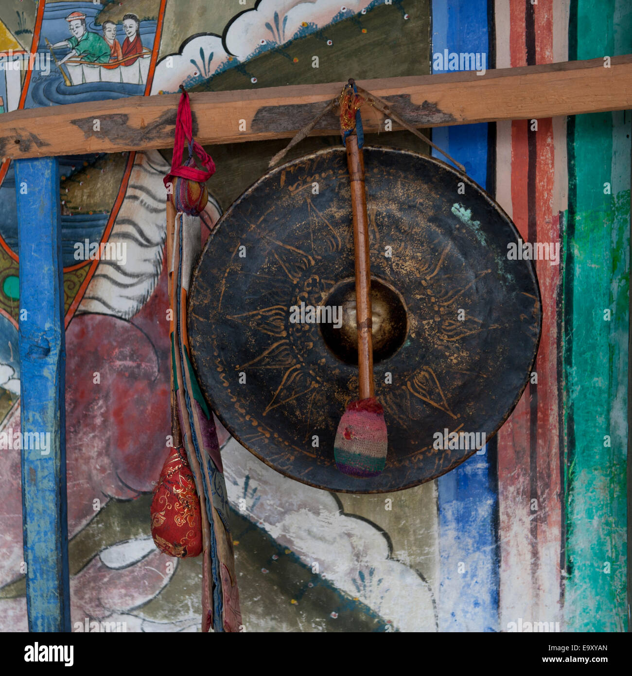 Gong bell at Trongsa Dzong, fortress Stock Photo Alamy