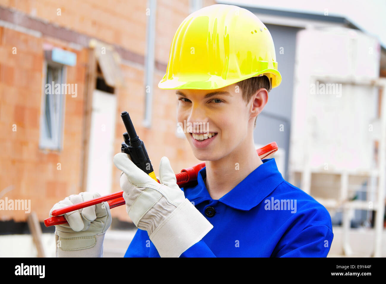 Azubi. Bauarbeiter auf Baustelle mit Helm Stock Photo: 74969343 - Alamy