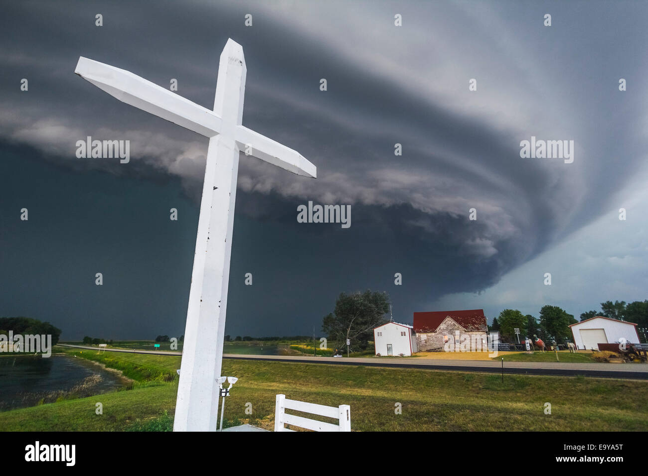 Very fast moving and severe bow echo moves down the highway from Redfield to  Watertown South Dakota Stock Photo - Alamy