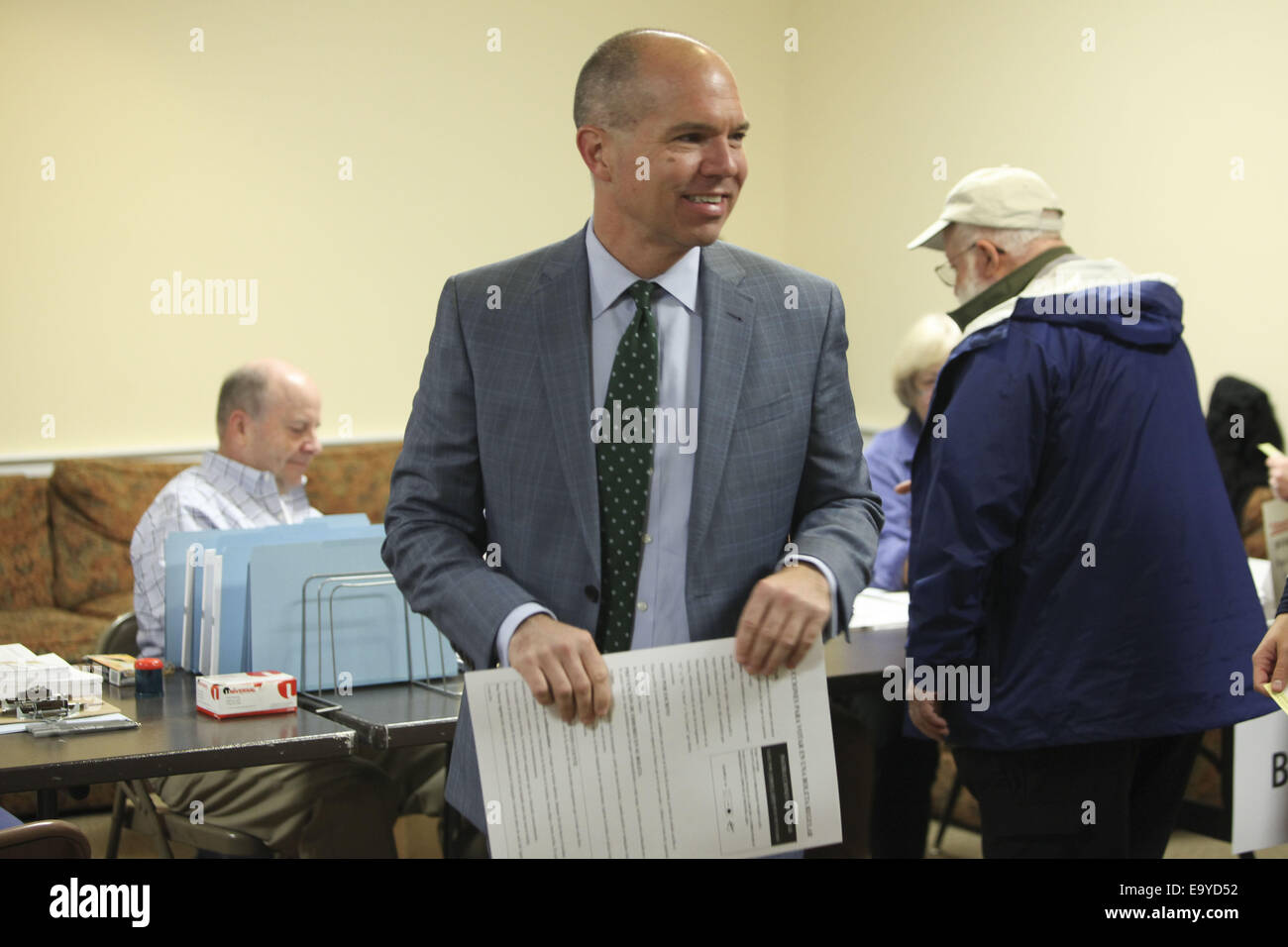 Washington, D.C, USA. 4th Nov, 2014. Early this morning the Independent Candidate for Mayor of the District of Columbia 2014 DAVID A. CATANIA is present at the polling place. Credit:  Oliver Contreras/ZUMA Wire/Alamy Live News Stock Photo