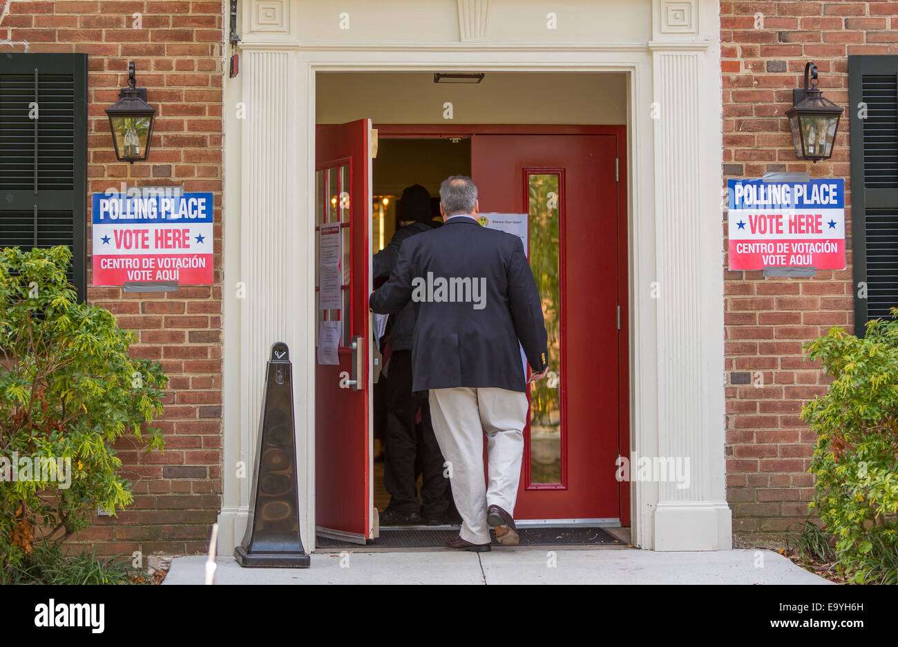 Arlington, Virginia, USA. 4th November, 2014. Man enters polling place, voting November 4, 2014. Lyon Village Community Center, Precinct 16. Credit:  Rob Crandall/Alamy Live News Stock Photo