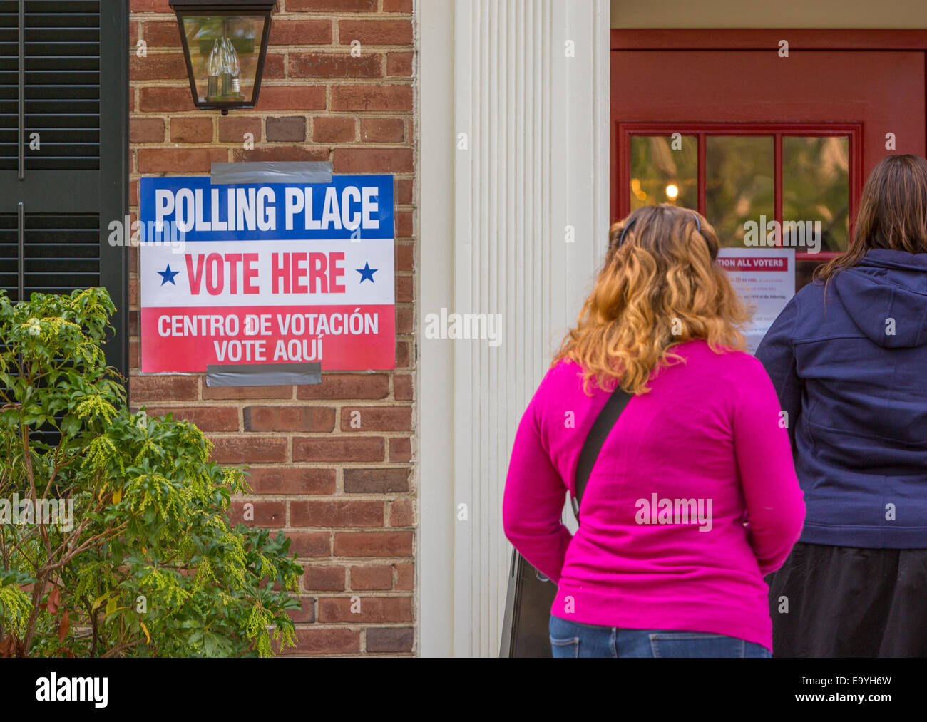 Arlington, Virginia, USA. 4th November, 2014. People waiting to vote and sign, November 4, 2014. Lyon Village Community Center, Precinct 16. Credit:  Rob Crandall/Alamy Live News Stock Photo
