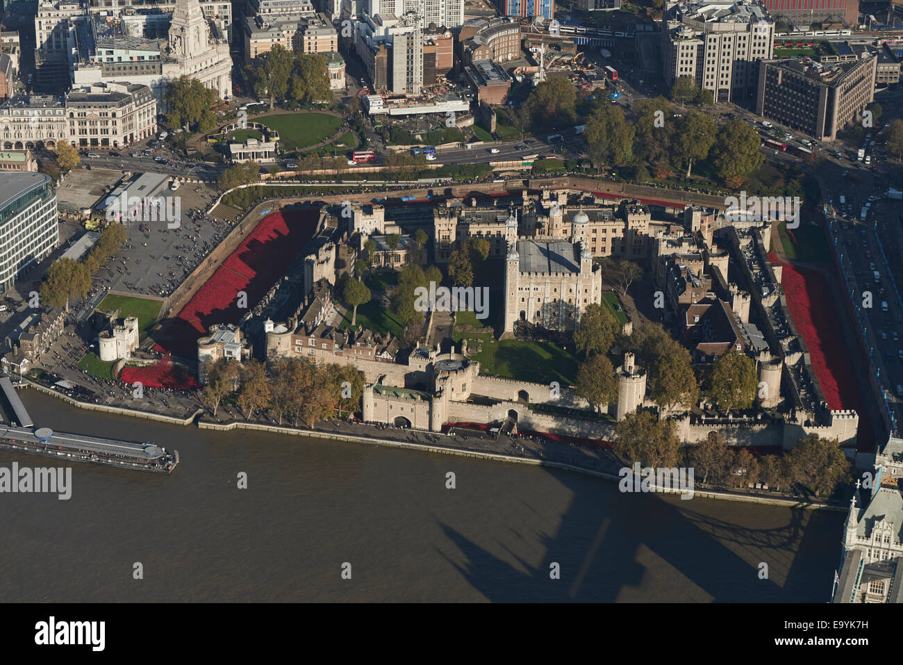 Aerial photograph of Tower of London Poppies Stock Photo - Alamy