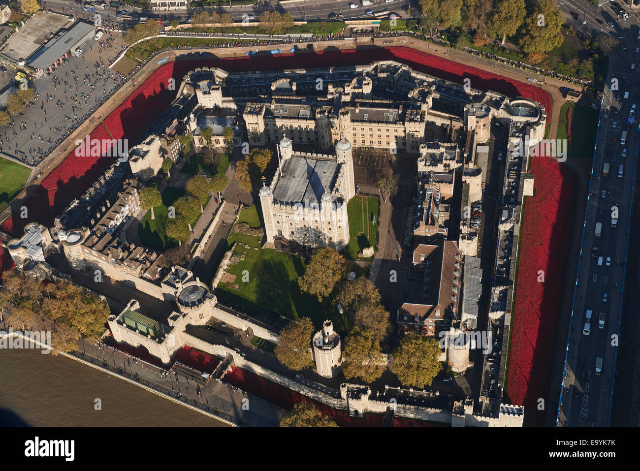Aerial photograph of Tower of London Poppies Stock Photo - Alamy