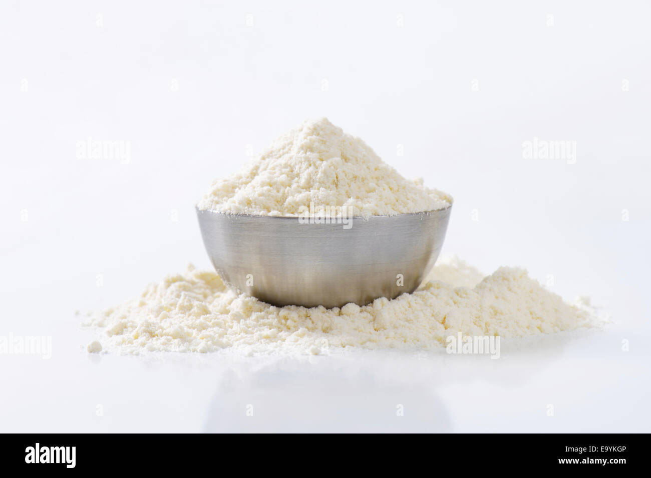 Bowl of finely ground flour suitable for cake recipes Stock Photo