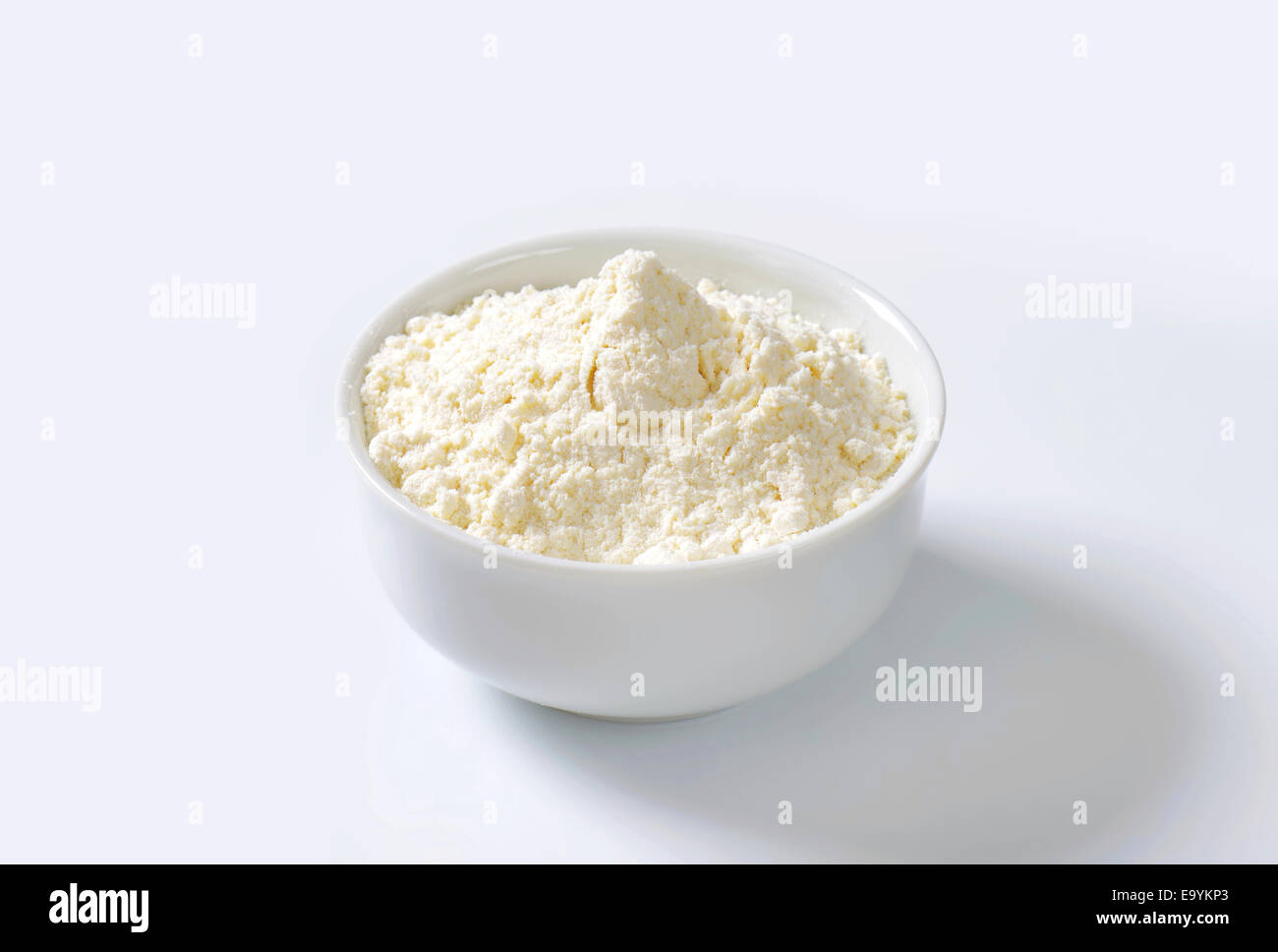 Bowl of finely ground flour suitable for cake recipes Stock Photo