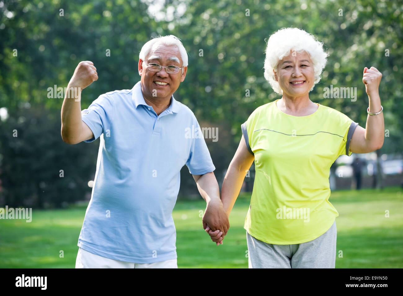 Back view couple walking arm hi-res stock photography and images - Alamy