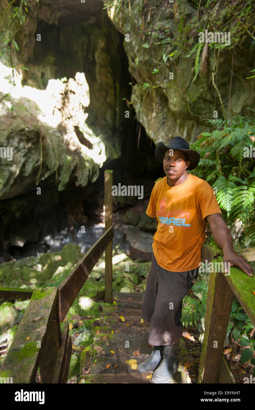 Dominikanische Republik, Osten, Guide am Eingang zur Cueva Funfun (Cueva Fun Fun) Stock Photo