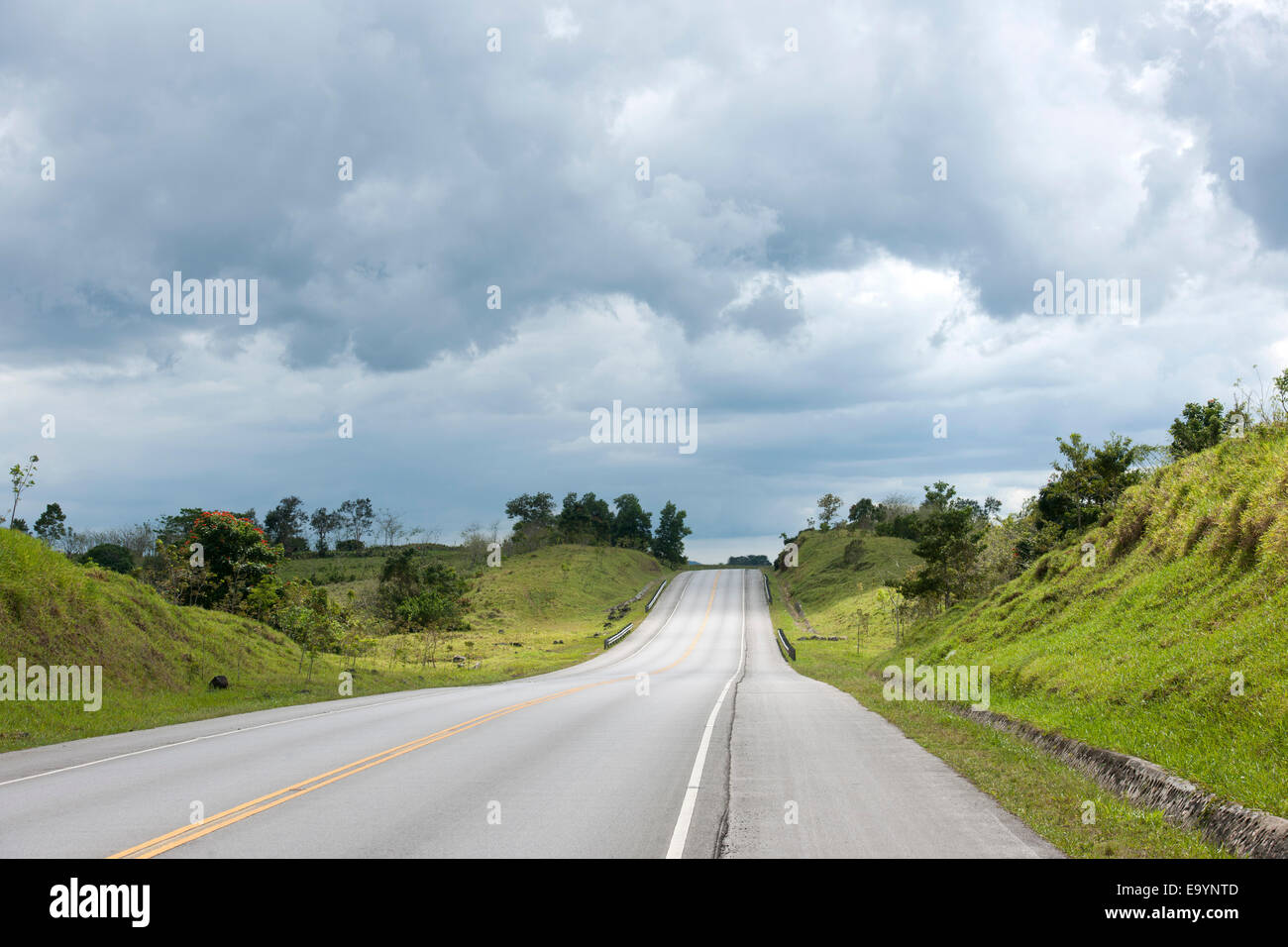 Dominikanische Republik, Osten, Autopista del Nordeste von Nagua nach Santo Domingo durch den Nationalpark Los Haitises Stock Photo