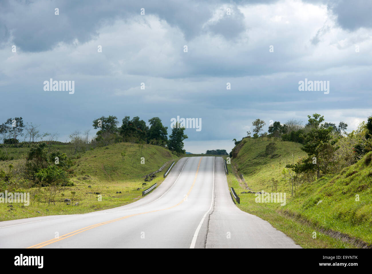 Dominikanische Republik, Osten, Autopista del Nordeste von Nagua nach Santo Domingo durch den Nationalpark Los Haitises Stock Photo