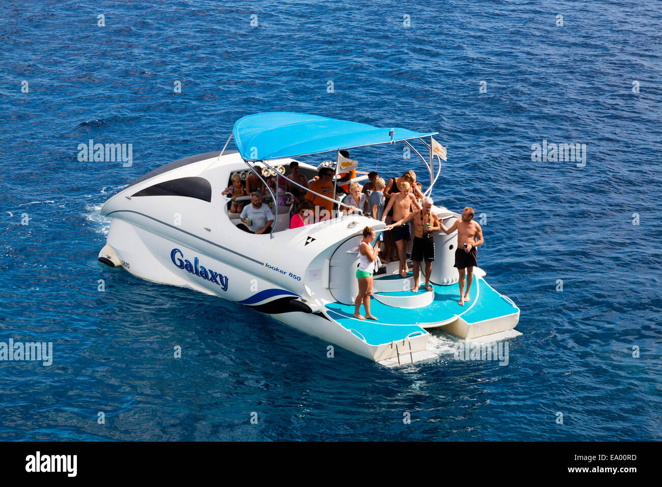 Tourists glass bottom boat hires stock photography and images Alamy