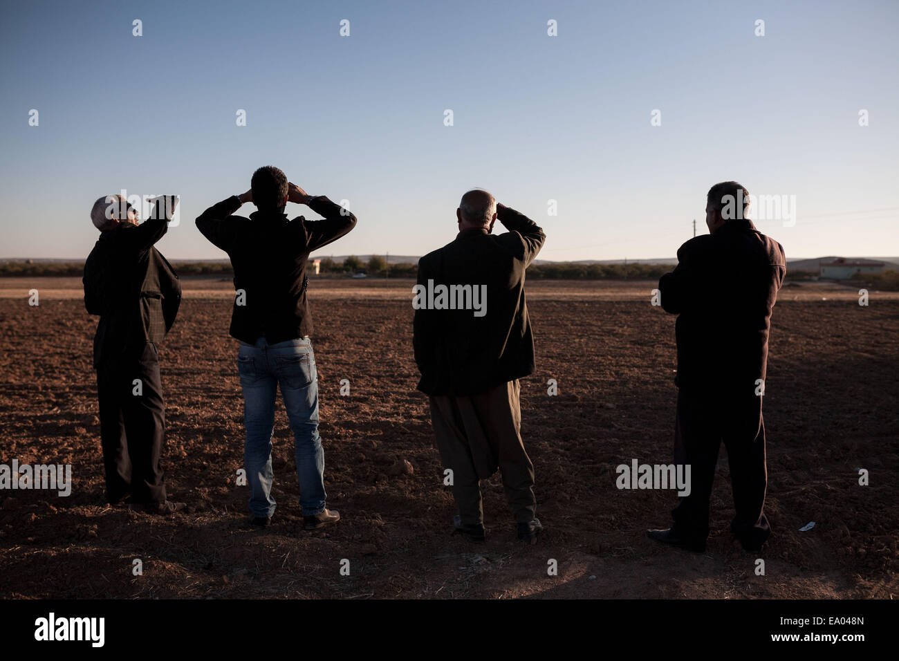 Mursitpinar, Turkey. 4th Nov, 2014. Kurdish Men Watch Fighting In The ...