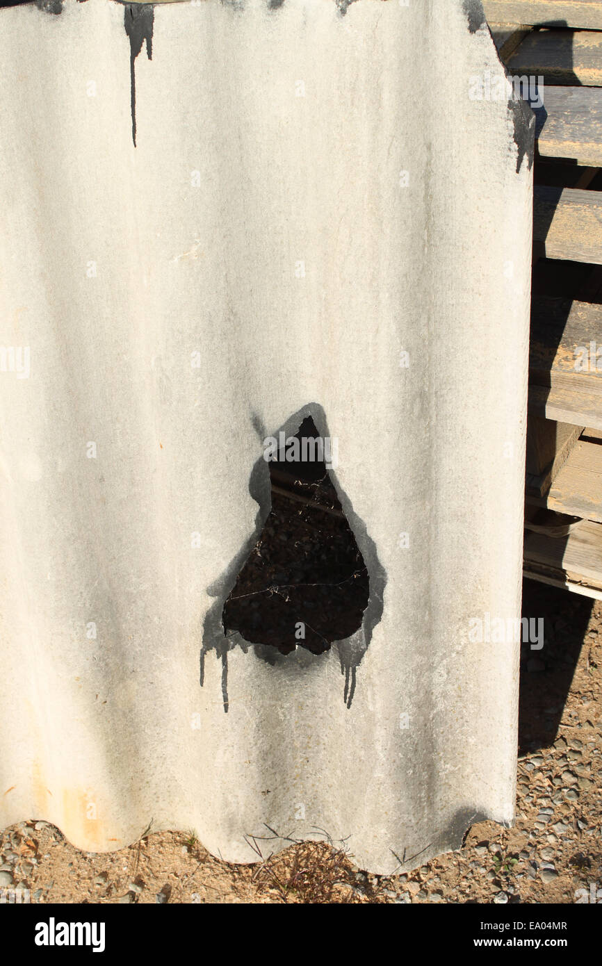 Asbestos roof paint hires stock photography and images Alamy