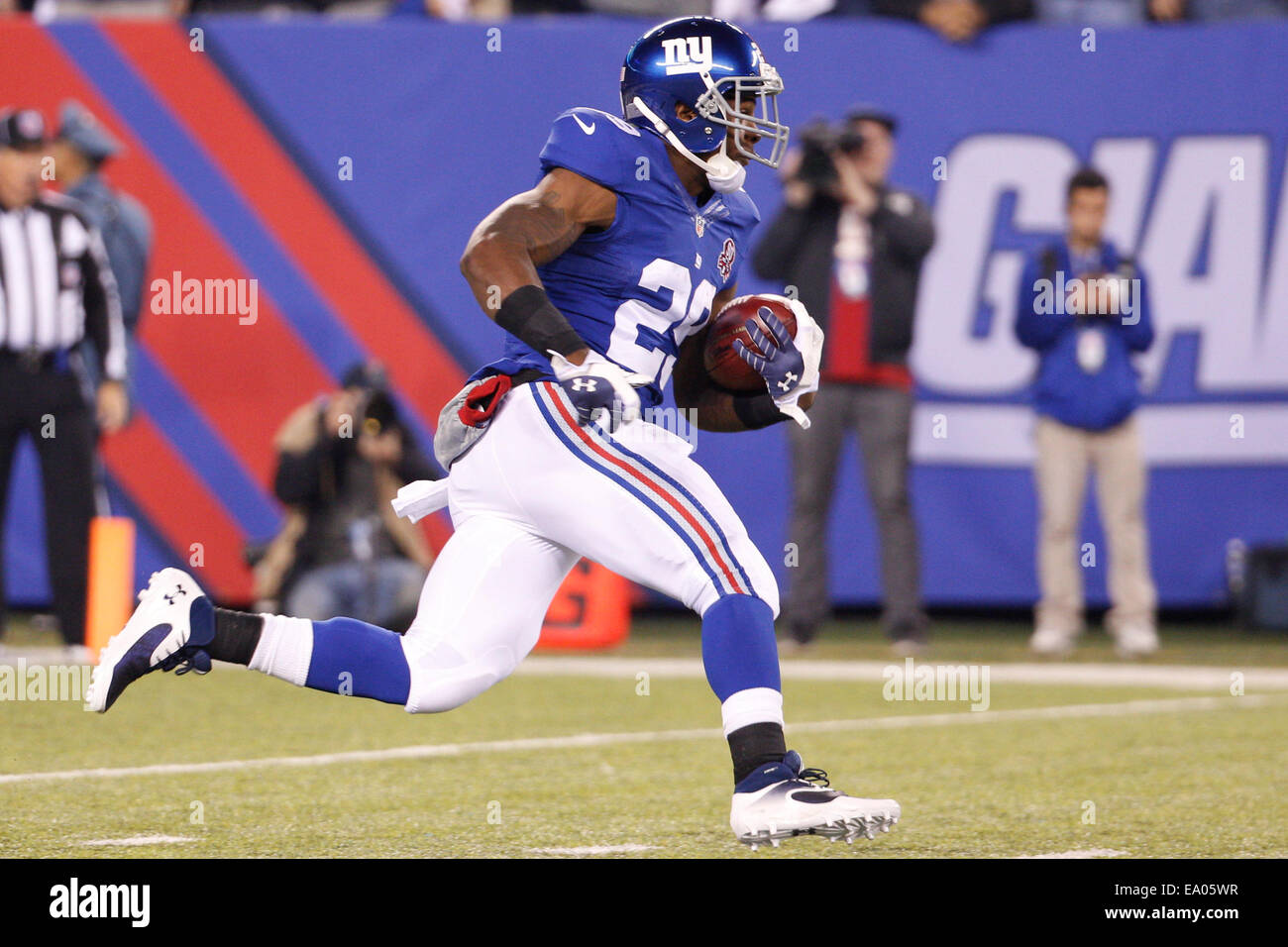 November 3, 2014: New York Giants running back Michael Cox (29) returns the kick off during the NFL game between the Indianapolis Colts and the New York Giants at MetLife Stadium in East Rutherford, New Jersey. The Indianapolis Colts won 40-24. (Christopher Szagola/Cal Sport Media) Stock Photo