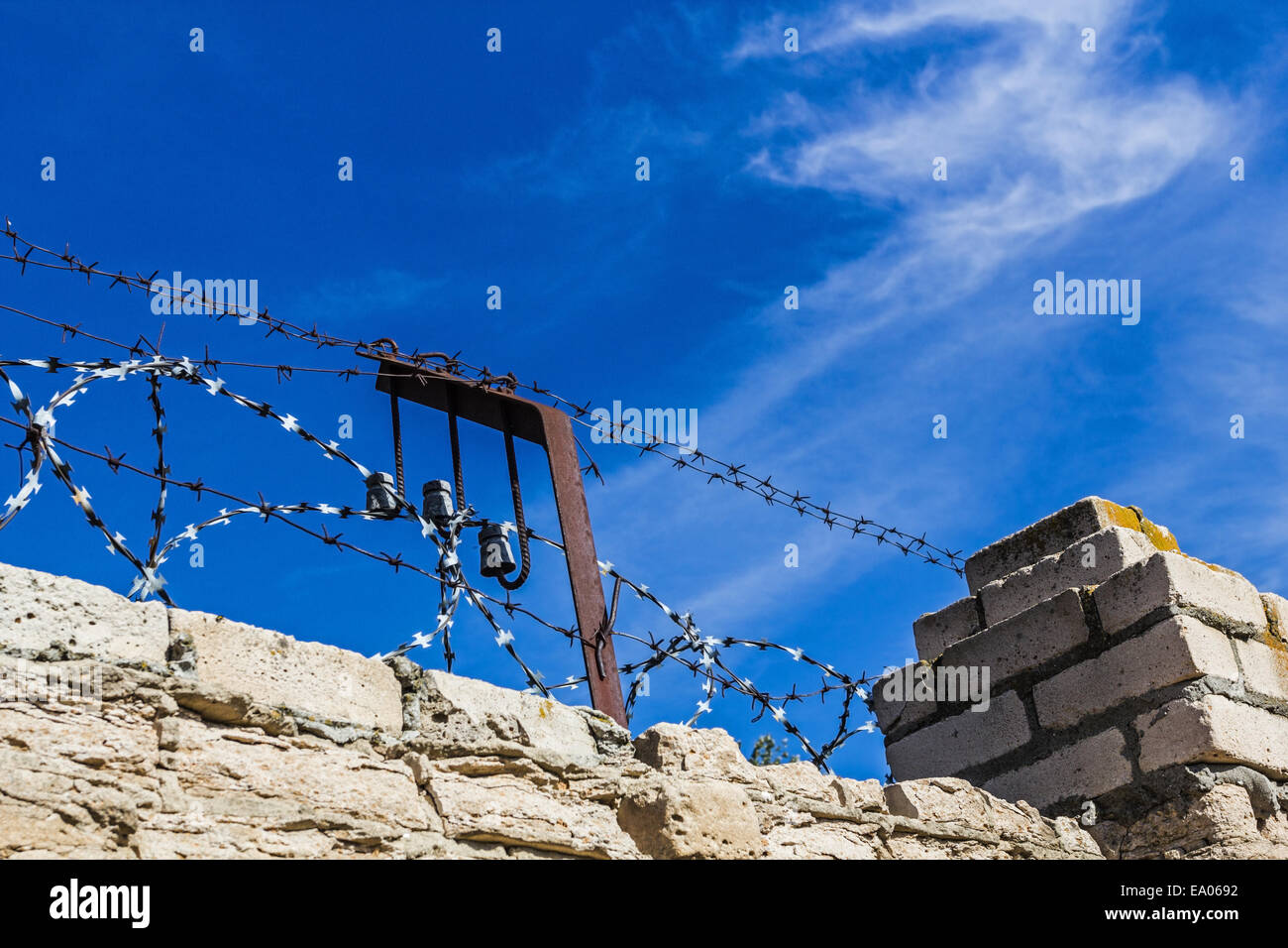 Brick wall with barbed wire Stock Photo - Alamy