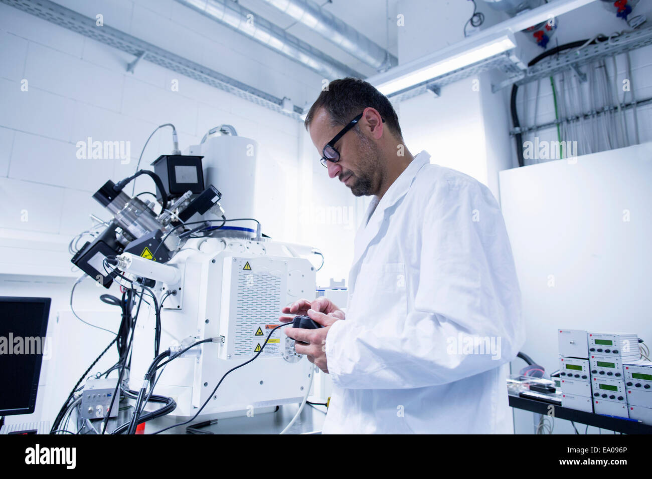 Engineering Or Lab Assistant Lab technician electron microscope hi-res stock photography and images ...