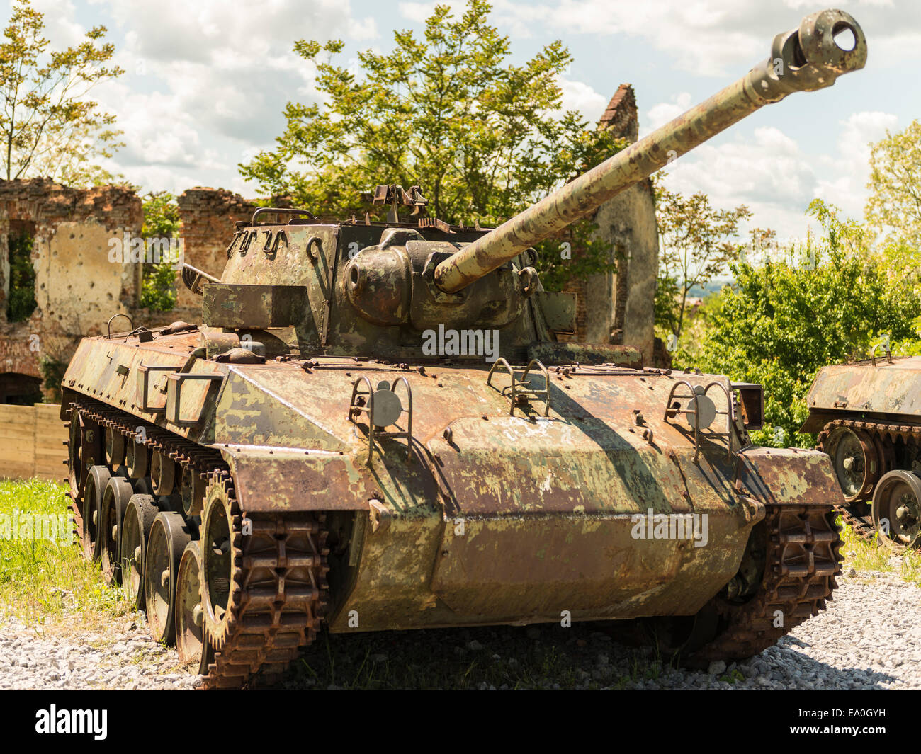 Tank track side view hi-res stock photography and images - Alamy