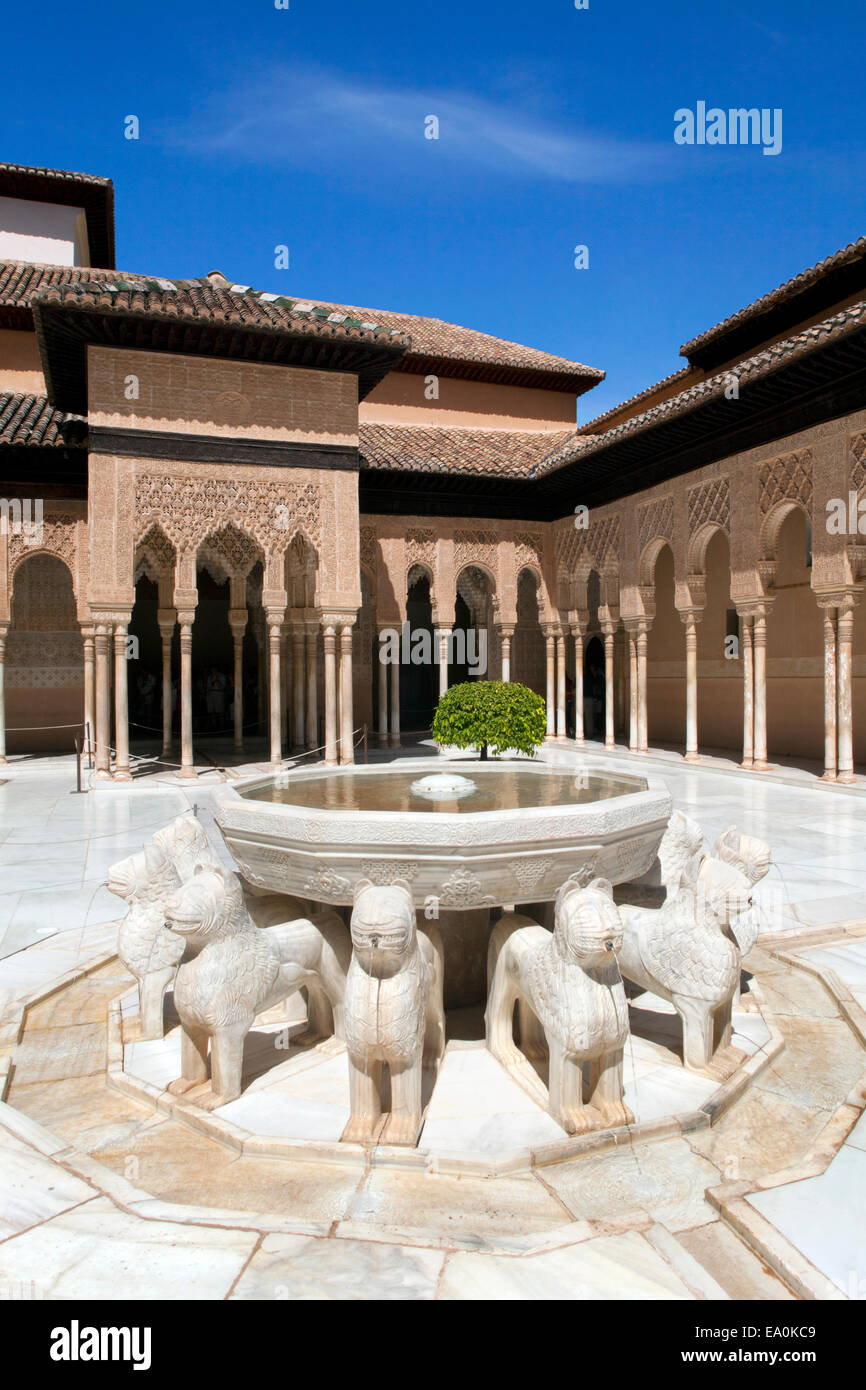 Alhambra Palace, Lion Fountain, Courtyard of the Lions / Patio de los Leones, Nasrid Palaces, Granada, Andalusia, Spain Stock Photo
