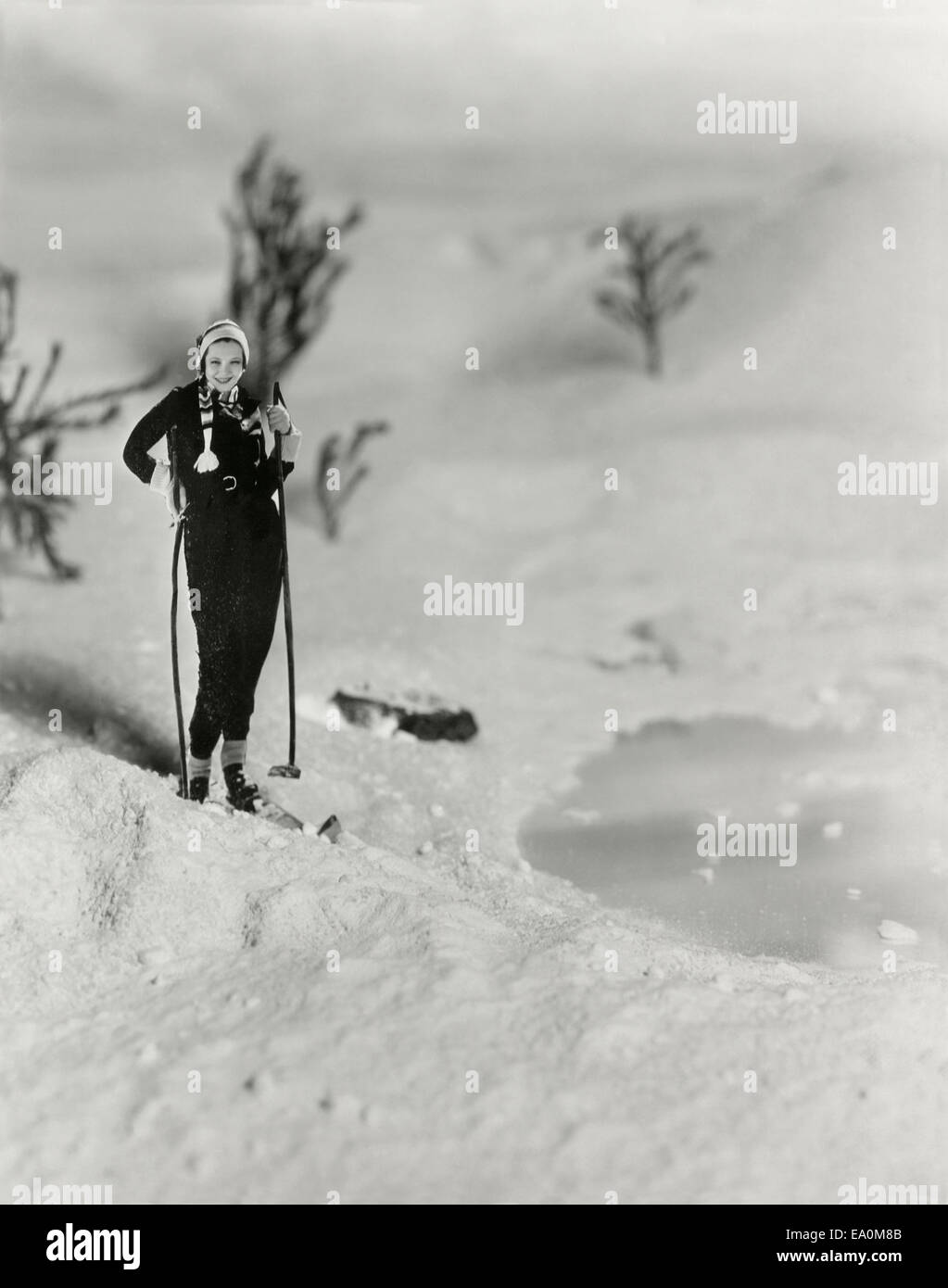 Vintage skiing black white hi-res stock photography and images - Alamy