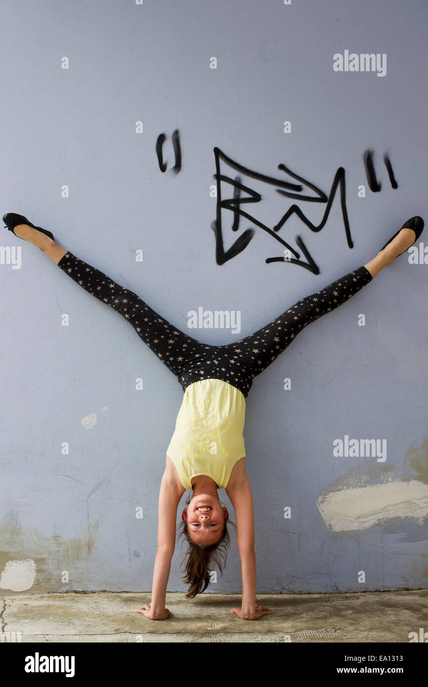 teen-girls-handstands