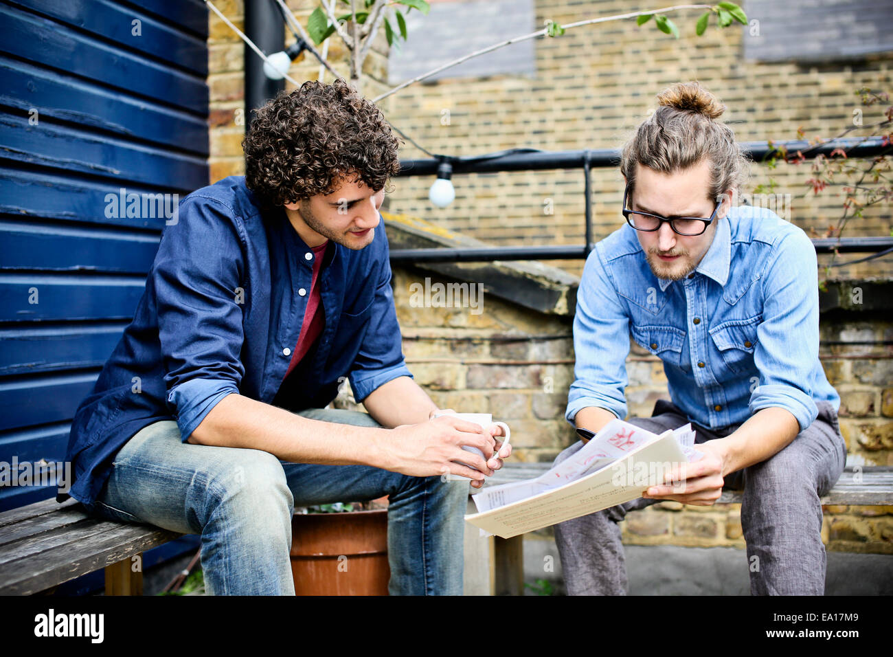 Группа студентов. Беседа мужчины и женщины. Конфликт мужчин. Коворкинг с людьми фото. Having discussed.