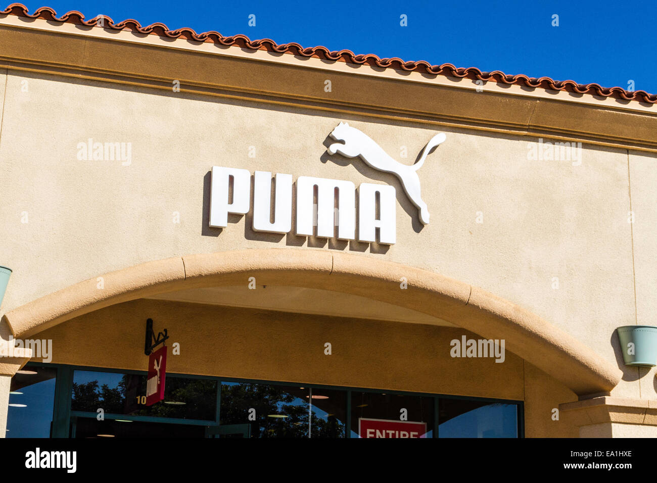 Outlet center hi-res stock photography and images - Page 12 - Alamy