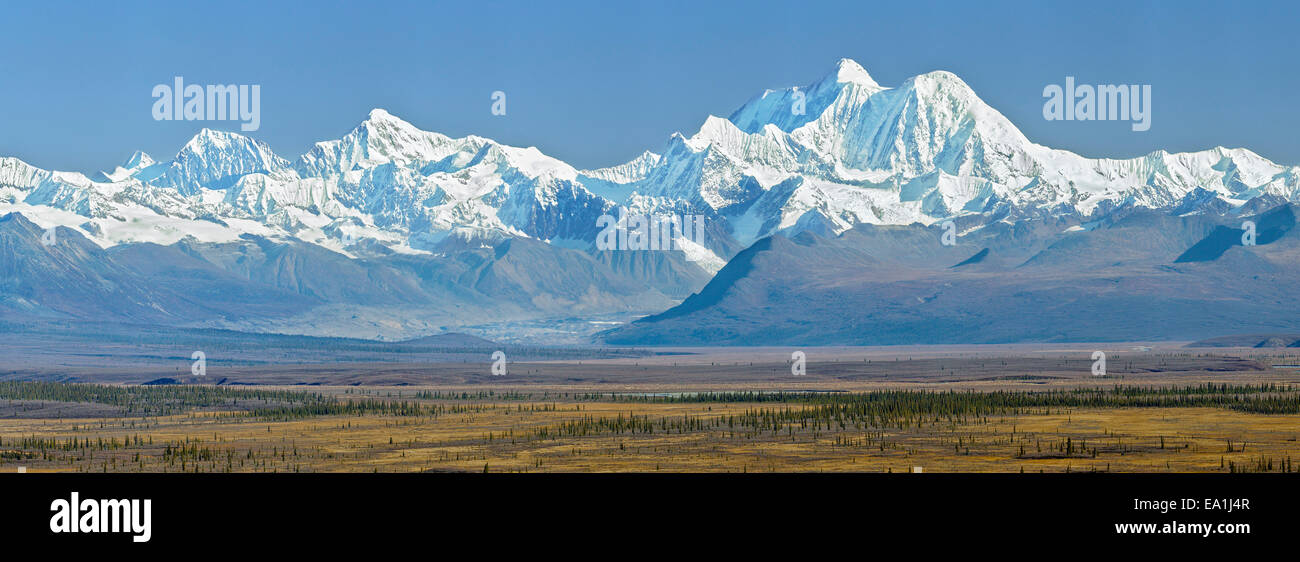 The Alaska Range, a 650 km long mountain range, is the highest in the world outside of Asia and the Andes. Stock Photo