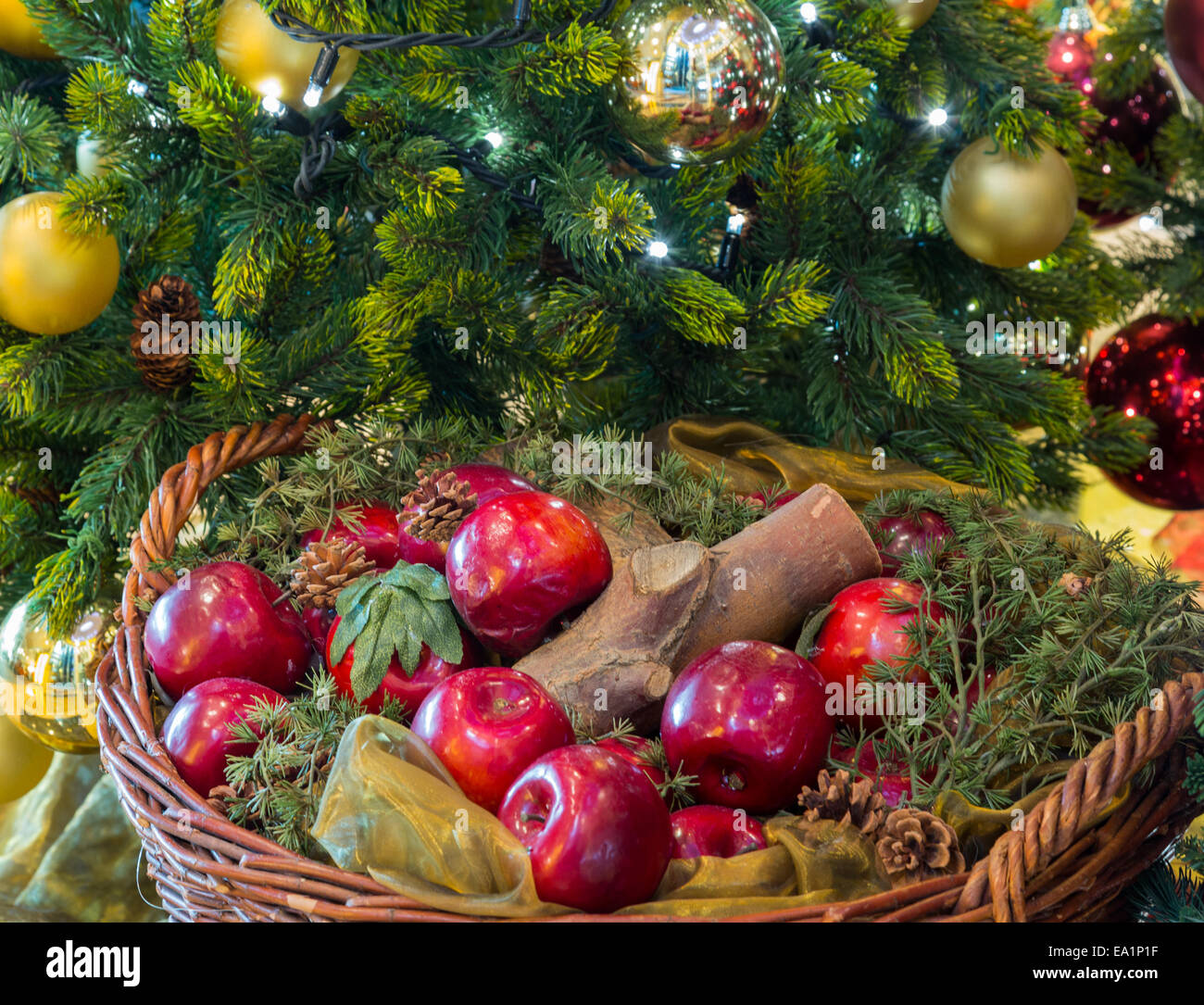 Gold decorations tree hi-res stock photography and images - Alamy