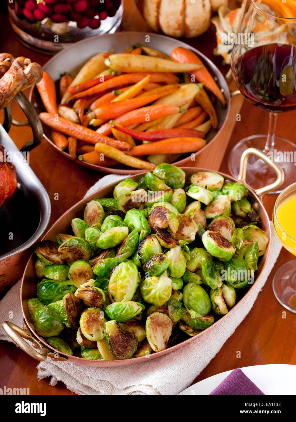 New York, NY.  Chef Tom Colicchio prepares a Thanksgiving meal, including Brussels Sprouts, at his restaraunt Kraft. Stock Photo