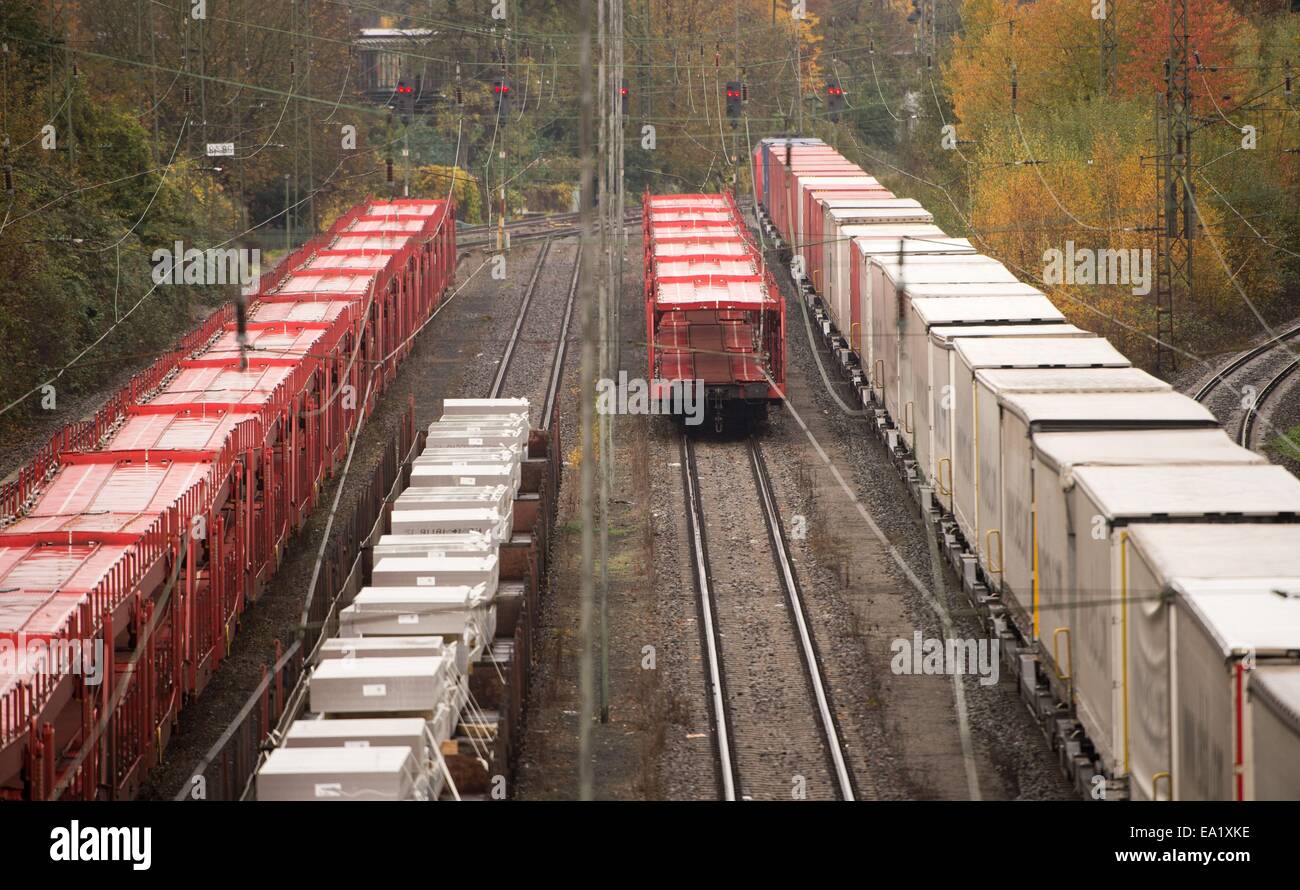 Kornwestheim, Germany. 05th Nov, 2014. Freight trains stand at the freight yard in Kornwestheim, Germany, 05 November 2014. Germany's Deutsche Bahn is considering launching legal action against train drivers' union GDL as the railway company braces itself for the longest strike in its 20-year history. The strike announcement on 04 November triggered condemnation from both business and political leaders. Photo: Sebastian Kahneret/dpa/Alamy Live News Stock Photo