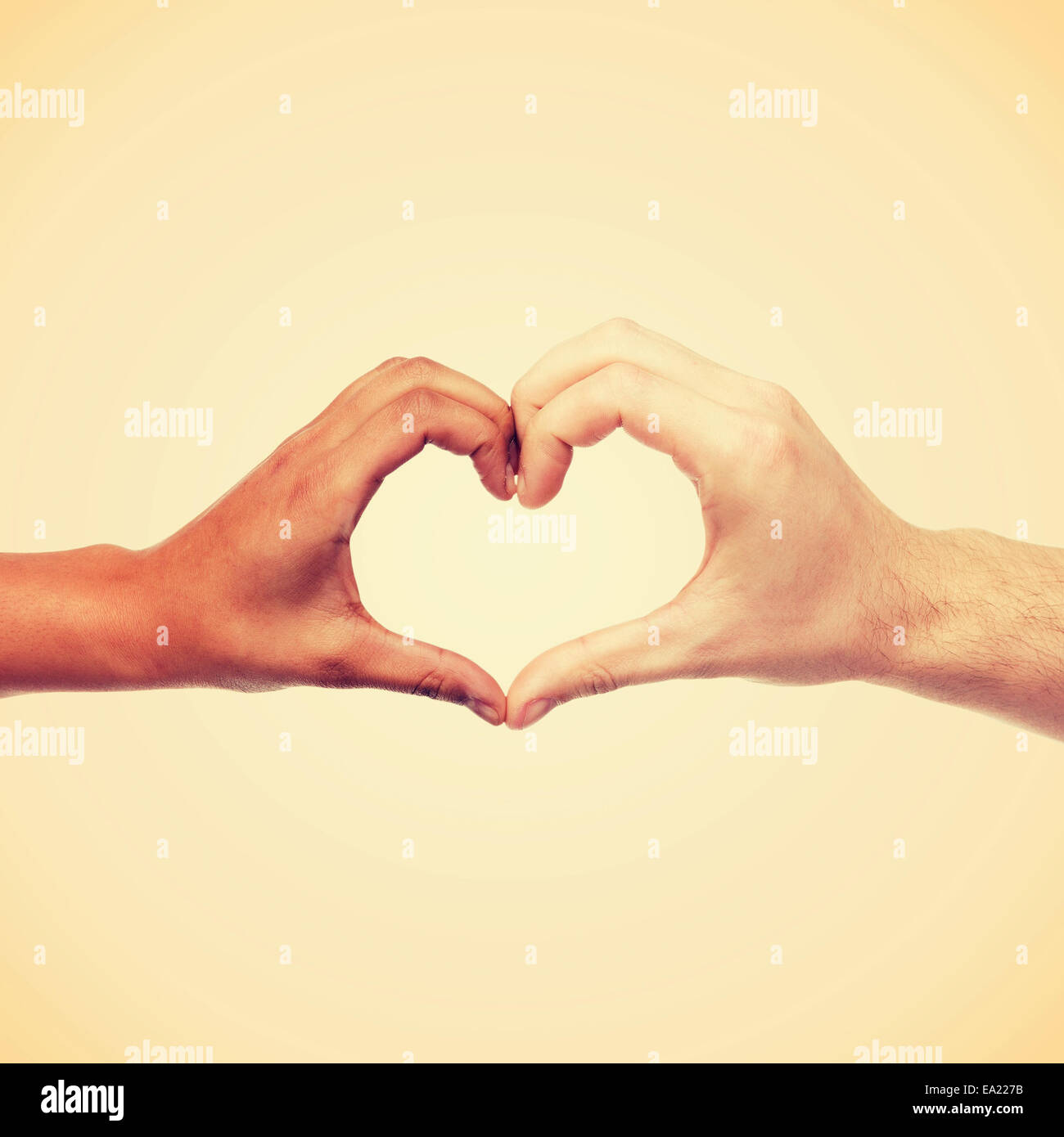 пол сердечка рукой. сердечко мужскими руками дома. сердце из пальцев. половинка сердечка из руки. картинка сердечко в руках.