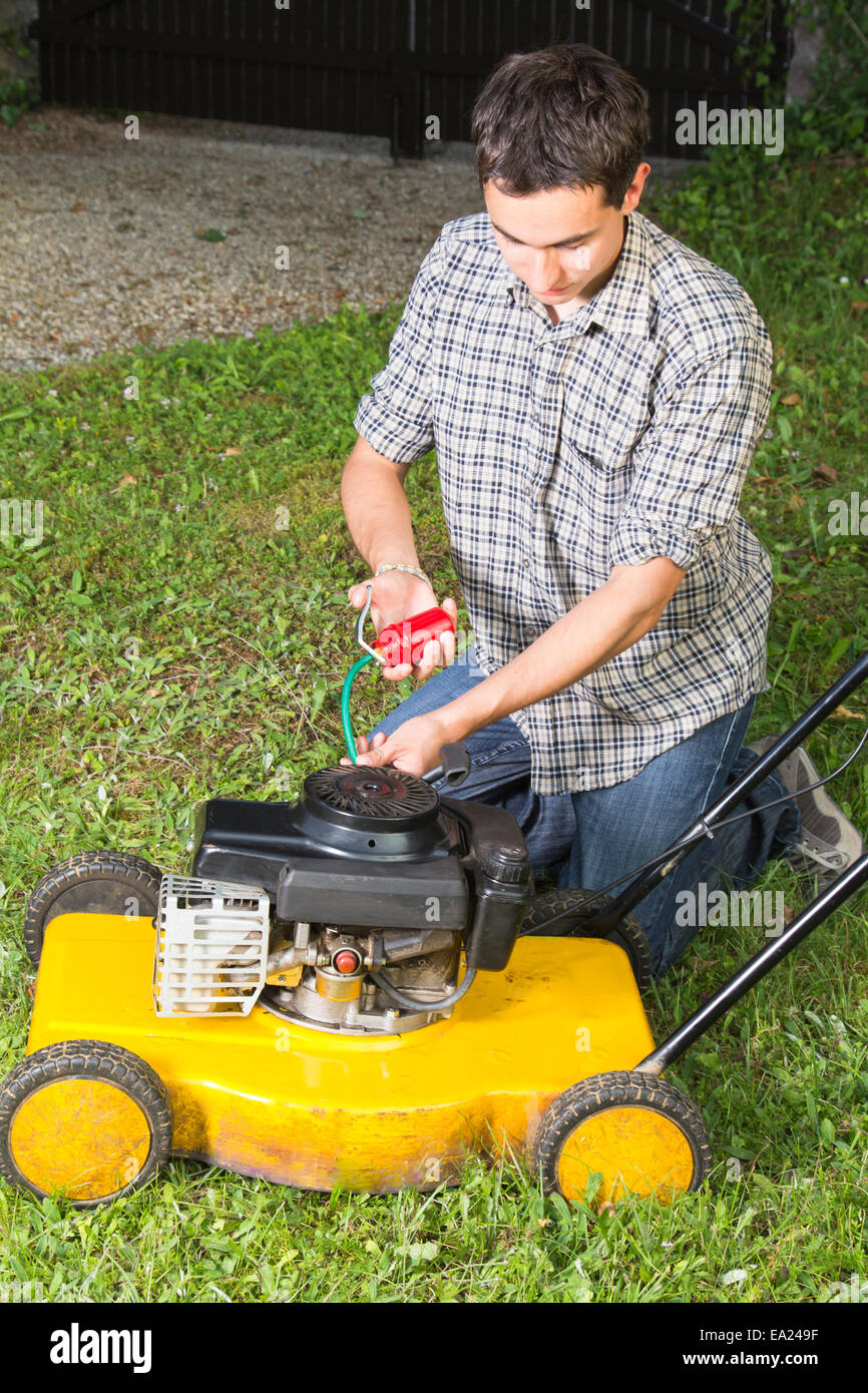 Lawn mower repair hi res stock photography and images Alamy