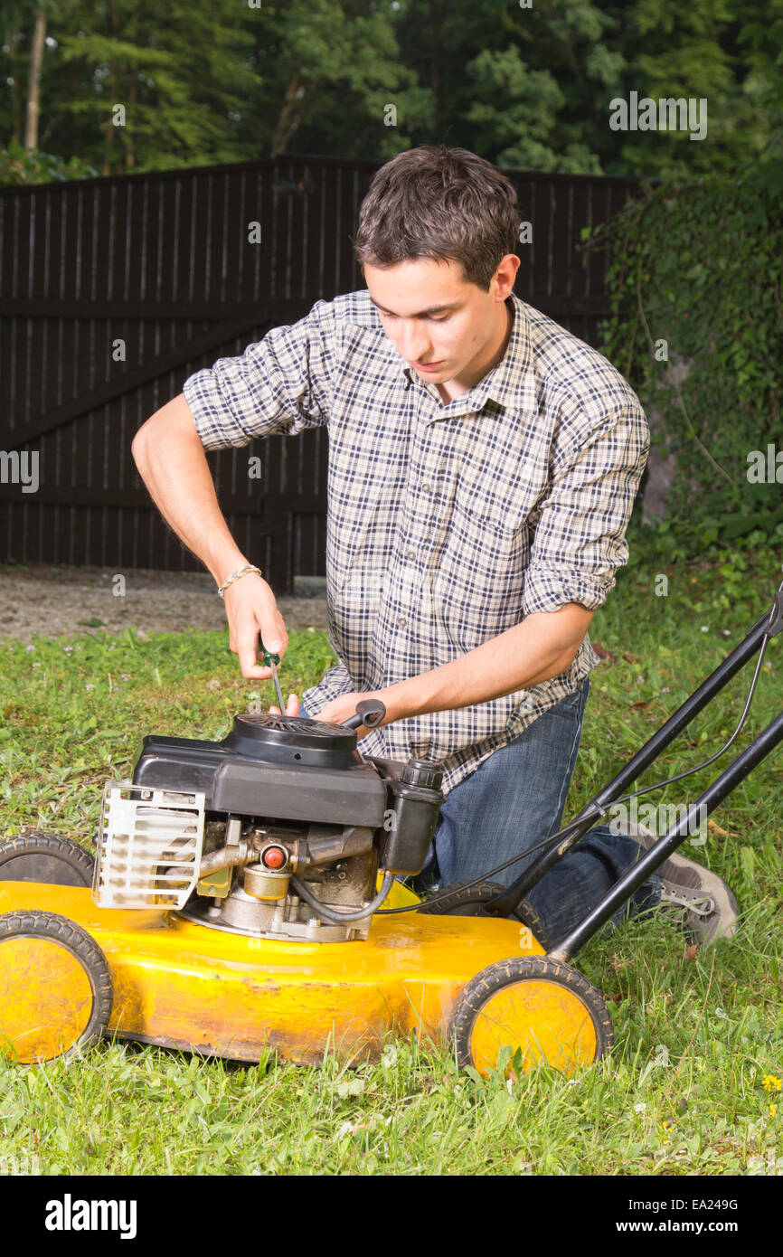 Lawn mower repair hi res stock photography and images Alamy