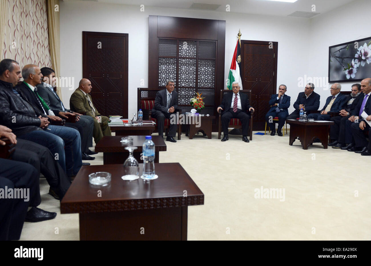 Ramallah, West Bank, Palestinian Territory. 5th Nov, 2014. Palestinian President Mahmoud Abbas meets with freed prisoners from Israeli jails, at Abbas's headquarter in the West Bank city of Ramallah, November 5, 2014 © Thaer Ganaim/APA Images/ZUMA Wire/Alamy Live News Stock Photo