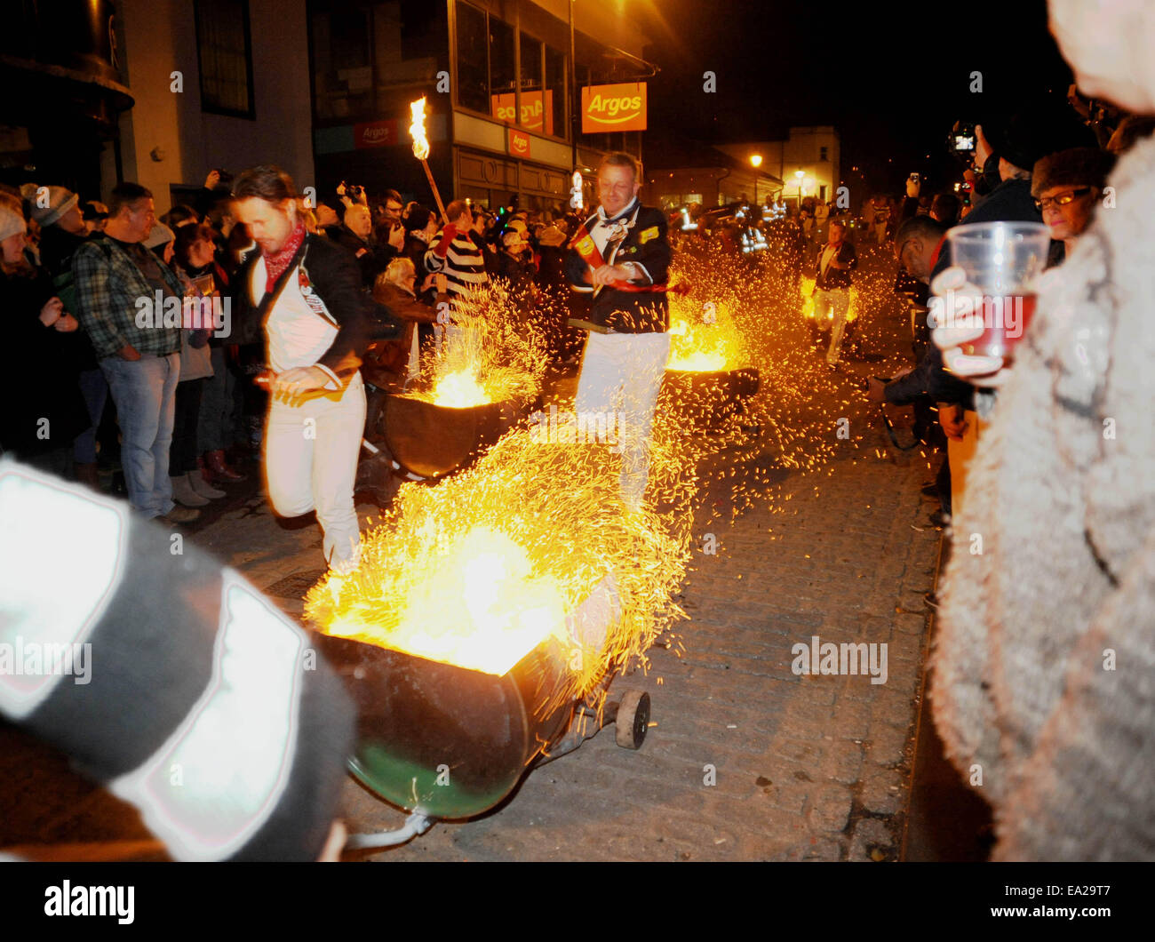 Lewes, Sussex, UK. 5th November, 2014. The mens flaming tar barrel race takes place at the annual Lewes Bonfire Celebrations Stock Photo