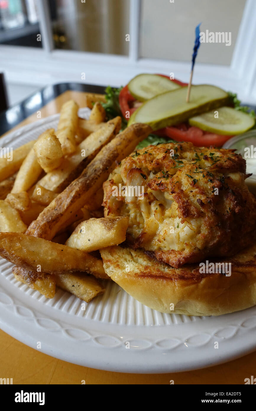 USA Maryland Food Crab Cake sandwich with French fries at JR's Past Time Pub - Chestertown MD on the Eastern Shore Stock Photo