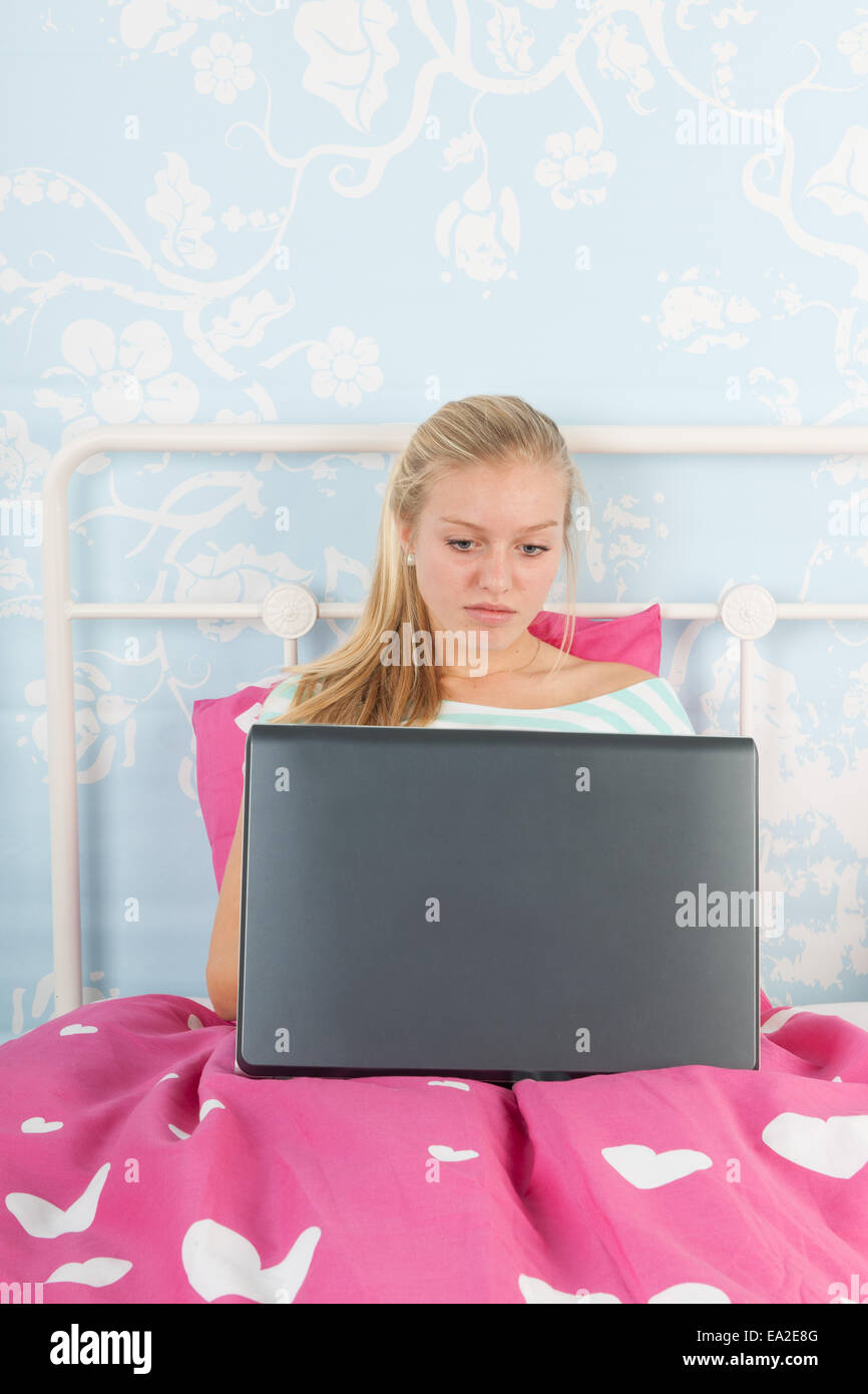 Teen girl with laptop hi-res stock photography and images - Alamy