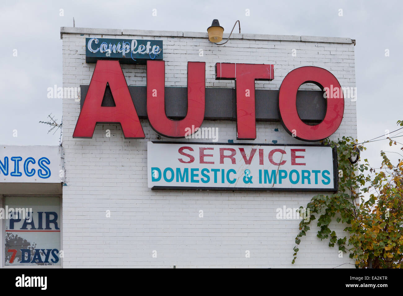 Vintage auto repair shop sign - Virginia USA Stock Photo