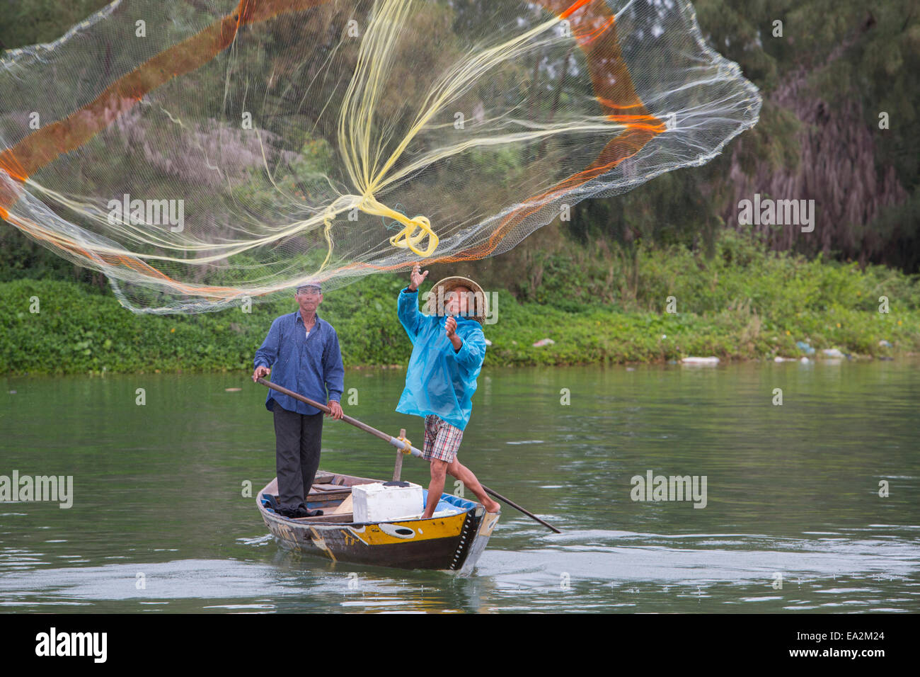 Fishermen casting nets on the Thu Bon River, HoiAn, Vietnam Stock Photo