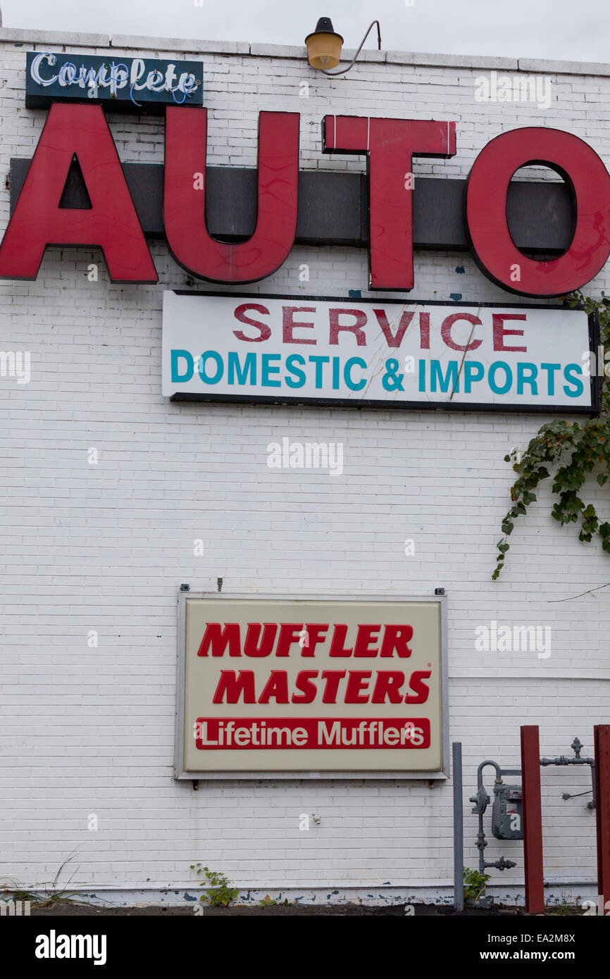 Vintage auto repair shop sign - Virginia USA Stock Photo